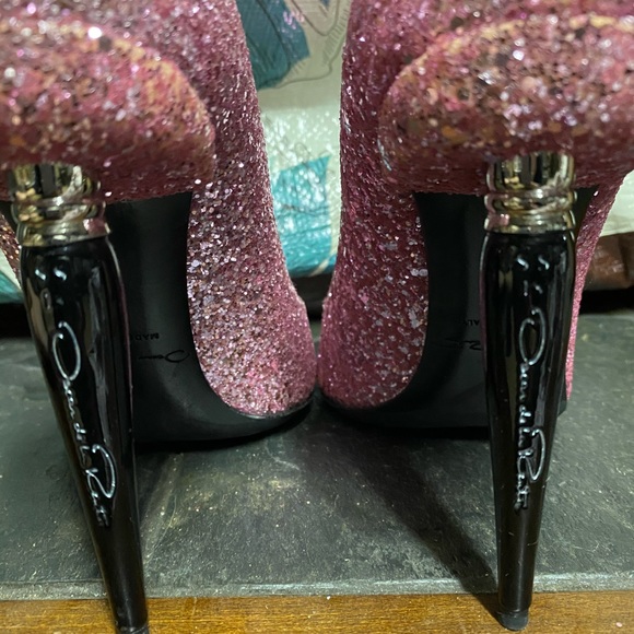 Authentic Spring 2018 Oscar de la Renta pumps Small for me. I am all true size 9 - Picture 6 of 7